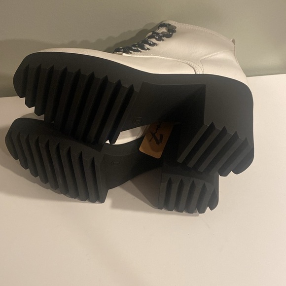 SEVEN7 Women's Flatiron Lug Sole Boots Size 7 - Picture 4 of 5